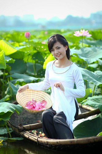 Không diện áo dài trong những bức hình nghệ thuật, Hồng Anh còn thường xuyên mặc áo dài trong những tiết lên lớp hay những hoạt động của nhà trường kể từ ngày về công tác.