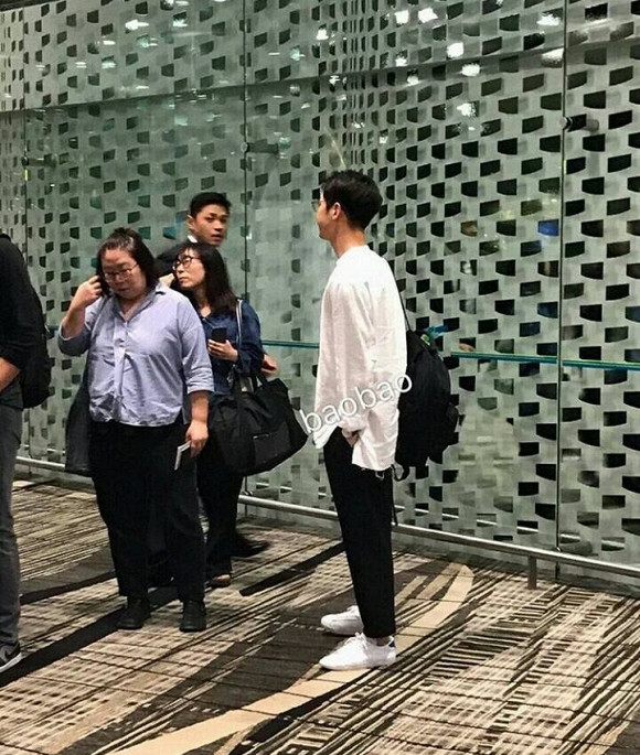 Song Joong Ki diện áo mơ mi rộng bắt chuyến bay sang Singapore để tham dự buổi họp fan của Park Bo Gum.