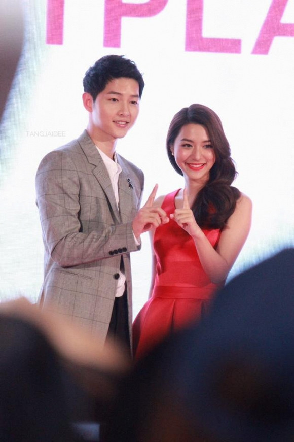 Song Joong Ki điển trai tình tứ sánh đôi nữ diễn viên người Thái Mew Nittha Jirayungyurn.