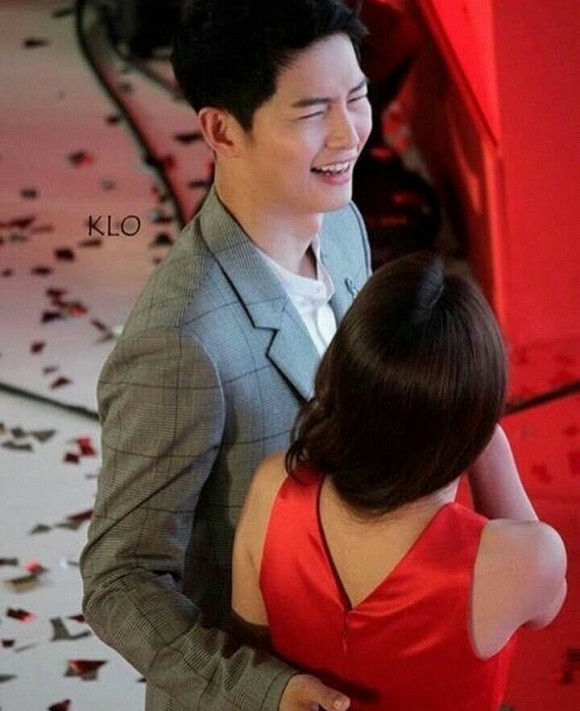 Nhìn hình ảnh Song Joong Ki tình tứ với nữ diễn viên Thái, nhiều người hâm mộ không khỏi đau lòng khi nghĩ về Song Hye Kyo đang ở Hàn Quốc.