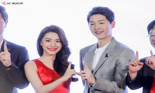 Ngày 16/2, Song Joong Ki đã có mặt tại sự kiện quảng bá cho một thương hiệu tại Eden zone, Central World, Thái Lan. Xuất hiện trong trang phục vest lịch lãm, Joong Ki nhanh chóng gây ấn tượng mạnh với báo giới địa phương bởi vẻ điển trai và sự thân thiện vốn có.