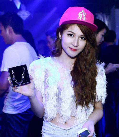 Chiếc mũi thanh tú là điểm nhấn ấn tượng đem lại nét quyến rũ cho hot girl Hà thành này . Bên cạnh đó, người đẹp còn tích cực theo đuổi style sexy, quyến rũ với những trang phục bở bạo.
