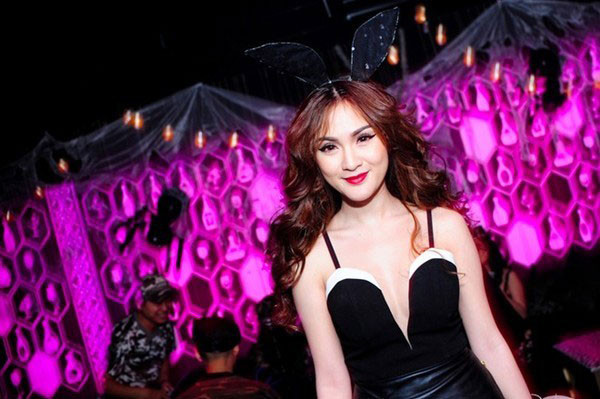 Hot girl Kelly vốn sở hữu khuôn mặt khá xinh xắn, cân đối. Thế nhưng, vì muốn chạy theo trào lưu cằm Vline mà người đẹp chấp nhận trải qua 5 lần phẫu thuật và suýt phải cắt bỏ cằm do biến dạng và nhiễm trùng (phải).