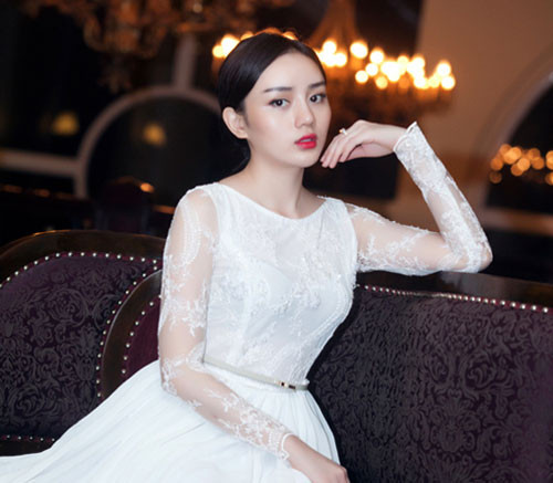 Sau khi dao kéo, Minh Châu dường như "lột xác" với chiếc cằm Vline, mũi cao sắc nét, đôi mắt to, tròn và bờ môi nhỏ nhắn, căng mọng. Nhờ bước ngoặt này, cô đã trở thành một trong những hot girl có tiếng và nhận được nhiều lời mời xuất hiện trong các sự kiện.