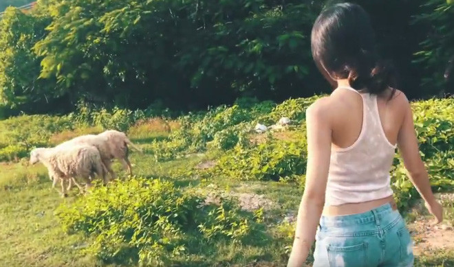 Cũng theo chia sẻ của Ngọc và Ngân, hai cô bạn này thường xuyên xem clip travel của các bạn nước ngoài và học hỏi cách quay. Họ cũng nghiên cứu về các ăn mặc, phong cách thời trang sao cho khi xuất hiện trong các clip thật phù hợp và thu hút người xem.
