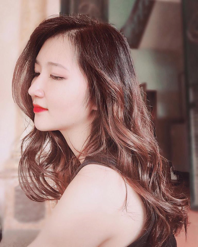 Ở bức ảnh bên trái, là hình ảnh của một cô gái có nước da đen nhẻm, đôi mắt nhỏ, gò má cao, các đường nét đều không hài hòa, xem xong bức hình này chẳng ai có thể tin nổi là của Thùy Diệu cách đây 5 năm, bởi hiện tại trông cô bạn này khác một trời, một vực. Đây là bức ảnh được chính cô bạn 9X này chụp trong khi học lớp 8.