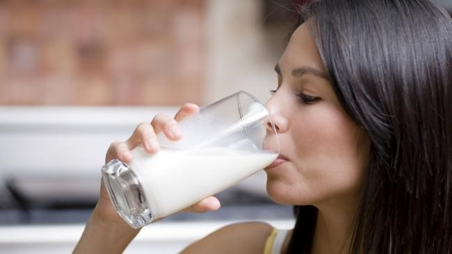 Uống quá nhiều sữa: Không ai nói rằng bạn nên hoàn toàn từ bỏ uống sữa. Tuy nhiên, uống quá nhiều sữa có thể gây hại. Sữa chứa nội tiết tố androgen, kích thích chức năng tuyến dầu hoạt động nhiều hơn. Kết quả là nó sản xuất bã nhờn nhiều hơn, gây bít lỗ chân lông và khiến da nhờn. Ảnh: News.