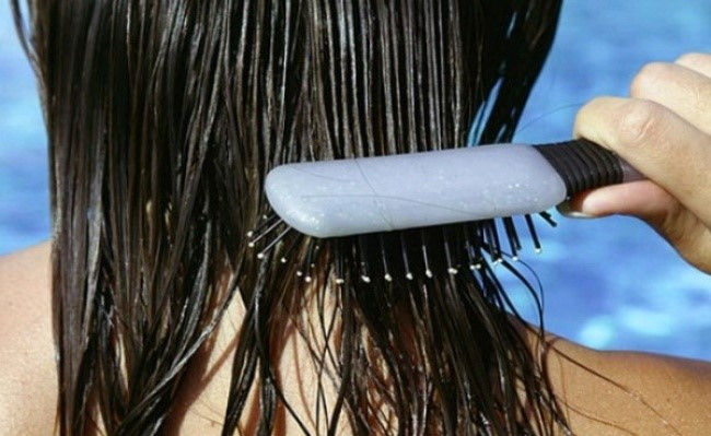 Chải đầu khi tóc ướt: chẻ ngọn hoặc đứt tóc. Để tránh tổn hại cho tóc, bạn nên làm khô tóc bằng khăn sạch, không chà xát, sau đó để tóc tự khô rồi mới sử dụng lược thưa chải tóc. Ảnh: Brightside.