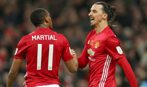 Barca gạ MU "nhượng" Martial: Tờ Mundo loan báo, Barcelona đang có một kế hoạch đầy tham vọng: mang cầu thủ đang đạt phong độ rất tốt trong tay HLV Jose Mourinho về Nou Camp vào cuối mùa. Theo Mundo, Barcelona đang theo dõi sát tình hình của Martial và đang chờ thời cơ thích hợp để gạ MU "nhượng" lại chân sút người Pháp. Người của đội bóng xứ Catalan đánh giá, Martial thực ra không phải mẫu ưa thích của Mourinho, nhưng vì khan người nên ông mới dùng. Ảnh: Mundo