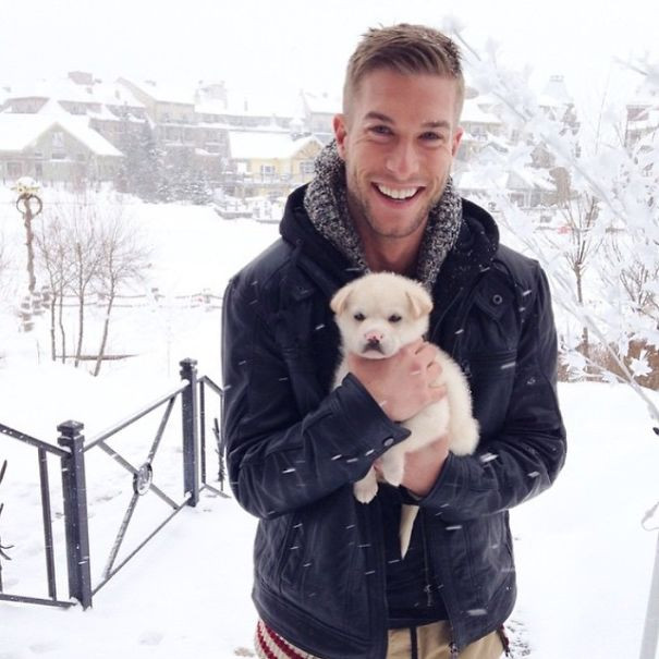 Không ít những cô gái đã phải xiêu lòng bởi những bức ảnh trên trang Instagram Hot Dudes With Dogs tổng hợp.