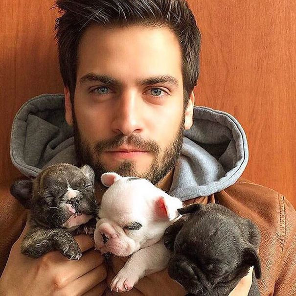 Để thỏa mãn nhu cầu này của các cô gái, trang Instagram Hot Dudes With Dogs đã tổng hợp những hình ảnh của các chàng trai chơi đùa cùng thú cưng của mình khiến các cô gái không thể nào kiềm lòng.
