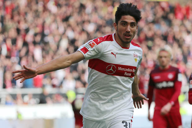 Arsenal săn "hàng" trẻ ở Bundesliga 2: Mới đây, trên trang football.london, người đại diện của cầu thur Berkay Ozcan 19 tuổi đang thi đấu cho Stuttgart tiết lộ rằng CLB Arsebak đang quân tâm đặc biệt đến thân chủ của mình. Berkay Ozcan chuyển đến Stuttgart vào tháng 1 năm 2013. Anh thi đấu nhiều năm cho đội trẻ trước khi ra mắt đội hình chính vào mùa Hè năm ngoái. Mùa này Ozcan đã ra sân tổng cộng 19 lần trên mọi đấu trường cho "Thiên nga trắng", anh ghi được 3 bàn và có 4 kiến tạo góp phần giúp Stuttgart đang trên con đường trở lại Bundesliga. Ảnh: Daily Mail.