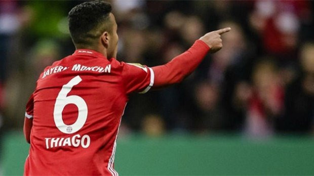Barca muốn đưa "Xavi đệ nhị" về mái nhà xưa: Theo đài Cadena SER, Giám đốc thể thao của Barca là Robert Fernandez đã theo dõi trực tiếp trận đấu giữa Bayern Munich và Arsenal trong khuôn khổ vòng 16 đội Champions League vừa qua và bị ấn tượng bởi cái tên Thiago Alcantara, người nói lời tạm biệt với đội bóng xứ Catalan hồi năm 2013 sau khi chấp nhận đi theo ‘tiếng gọi’ của ông thầy cũ Pep Guardiola. Ảnh: Goal.com.