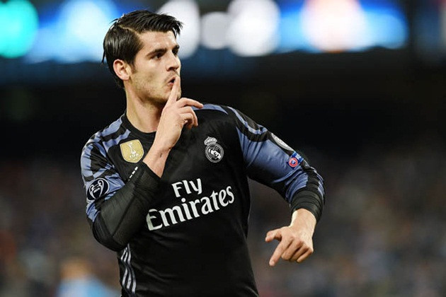 Hai ngôi sao Real nguyện đến Chelsea cùng một lúc: Theo thông tin chuyển nhượng bóng đá mới nhất của nhà báo Tây Ban Nha Eduardo Inda, hai ngôi sao đang thất sủng ở Real Madrid là Isco và Alvaro Morata đang rất muốn gia nhập Chelsea. Isco từ lâu đã khá thất vọng với khả năng ra sân bị hạn chế ở Real mặc dù được đội bóng hoàng gia hứa hẹn sẽ tạo điều kiện để anh phát triển tài năng khi chiêu mộ từ Malaga. Còn với Morata, anh quyết định ở lại Real trong kỳ chuyển nhượng hè để tìm cơ hội ra sân trước bộ ba BBC. Nhưng hiện tại, tiền đạo trẻ người Tây Ban Nha buộc phải ra đi để tìm thêm cơ hội thi đấu, giống như những gì anh từng được trải qua ở Juventus. Ảnh: Goal.com
