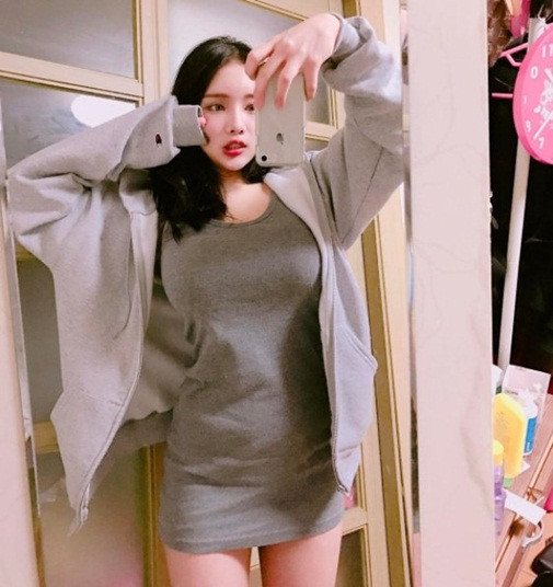 Việc nổi tiếng cũng khiến cô gái sinh ra tại Thủ đô Seoul - Hàn Quốc gặp phải lắm kẻ dèm pha. nhiều người cho rằng vòng 1 của Ji-seong là phẫu thuật, dù cô gái này nhiều lần đăng đàn khẳng định, cô sinh ra đã như vậy và không hề can thiệp dao kéo.