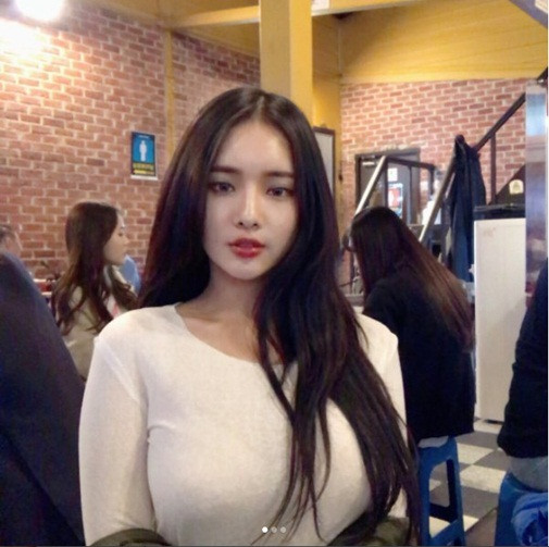Không chỉ có số đo vòng 1 thuộc hàng siêu khủng, hot girl người Hàn Quốc còn có khuôn mặt đẹp với ngũ quan hài hòa, làn da trắng mịn, đôi môi đỏ thắm và chiếc cằm v.line thời thượng/