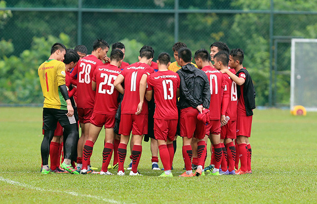 Mặc dù không được thời tiết tại Malaysia ủng hộ nhưng các tuyển thủ U22 Việt Nam vẫn miệt mài tập luyện để chuẩn bị cho trận mở màn SEA Games 2017, chiều 14/8 các học trò của HLV Hữu Thắng đã có màn "luyện công" dưới mưa hết sức vất vả. Ảnh: Bongda.com.vn