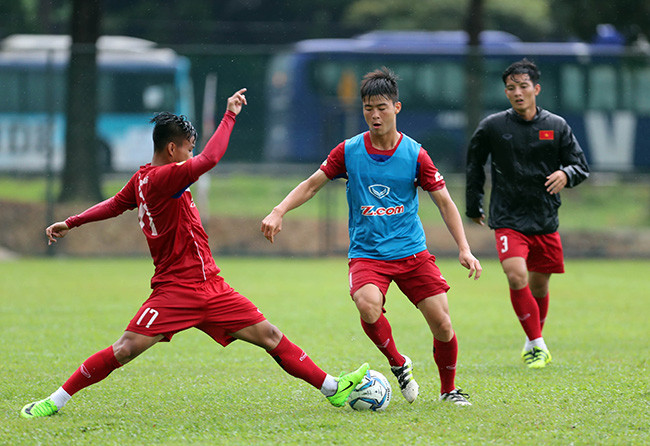 Trước thềm trận đấu mở màn môn bóng đá nam SEA Games 29 với U22 Đông Timor, ngôi sao đáng chú ý nhất của ĐT U22 Việt Nam đã chia sẻ với báo giới rằng: "Hiện tại, tôi cảm nhận mình đang có phong độ, thể lực gần như tốt nhất. Chúng tôi đang sẵn sàng 100% cho các trận đấu ở SEA Games 29. U22 Việt Nam sẽ ra sân với quyết tâm cao nhất để đáp lại sự kỳ vọng của đông đảo người hâm mộ cả nước". Ảnh: Bongda.com.vn