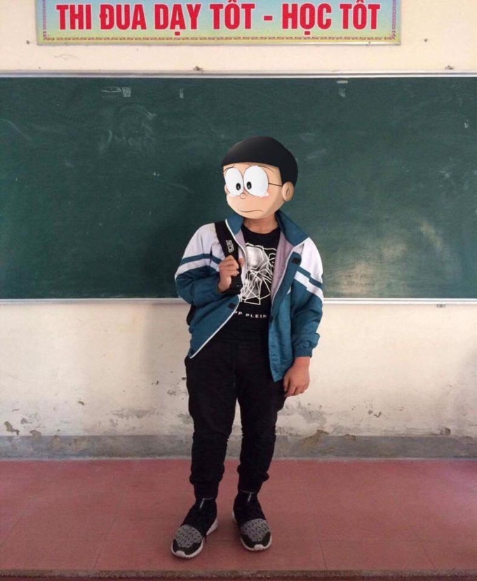Theo tìm hiểu của phóng viên, trào lưu khoe giày theo phong cách "Nobita tìm Xuka" bắt đầu từ các thành viên trong nhóm mang tên "Thần Kinh Giày" trên Facebook.