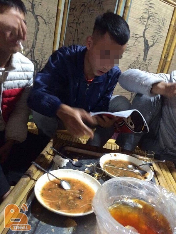 Những hình ảnh của "thanh niên nhậu có học nhất năm" đã mang lại không khí vui vẻ cho cộng đồng mạng và nhiều dân mạng còn để lại bình luận như "Khi bạn đang ăn nhậu mất xác nhưng chợt nhớ ra ngày mai thi học kỳ. Vui chơi không quên nhiệm vụ. Nể phục, nể phục".