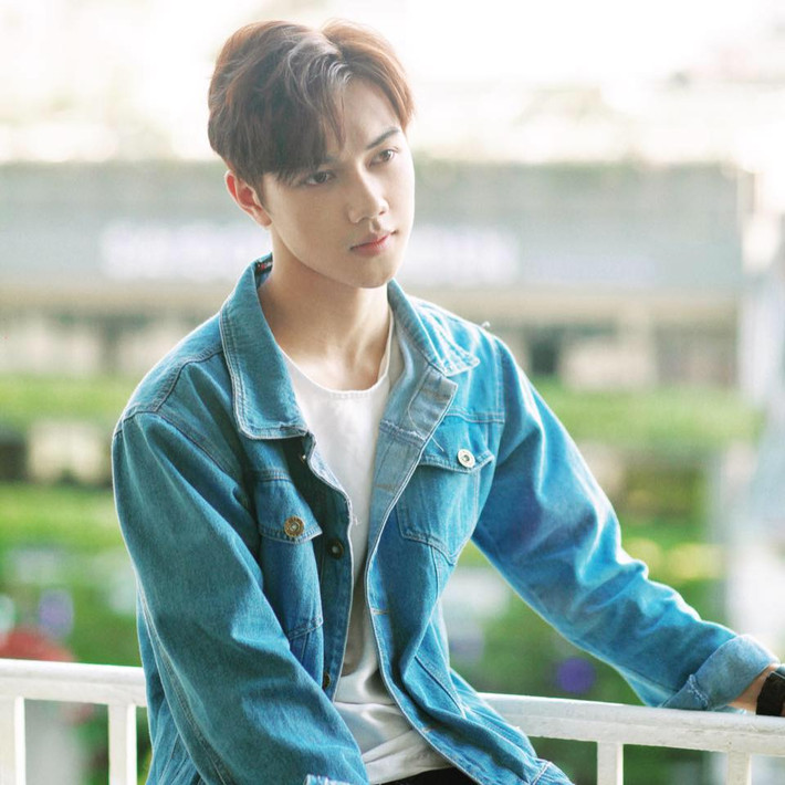 Ngắm nhìn nhan sắc của Thái Sơn, nhiều người còn nhận xét rằng, anh chàng này có khuôn mặt và phong cách thời trang chẳng kém cạnh các sao Hàn Quốc và nổi bật hơn với làn da trắng đến ngỡ ngàng.