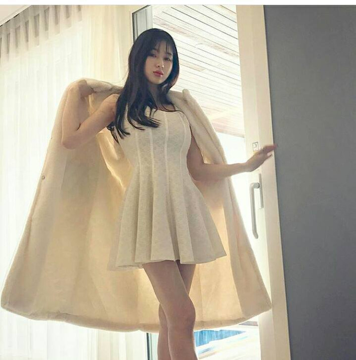 Cũng theo nhiều NHM nhận xét, Woohyeon có gương mặt bé với cằm thon và đôi môi cực quyến rũ. Trong mỗi shoot hình, cô nàng chẳng cần “diễn” gì nhiều mà vẫn cực cá tính và sexy.