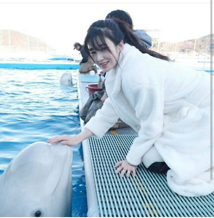 Cũng nhờ vẻ hút hồn kì lạ này mà Woohyeon đang làm người mẫu tự do cho nhiều thương hiệu thời trang, mỹ phẩm, đặc biệt là các nhãn hàng về đồ tắm.