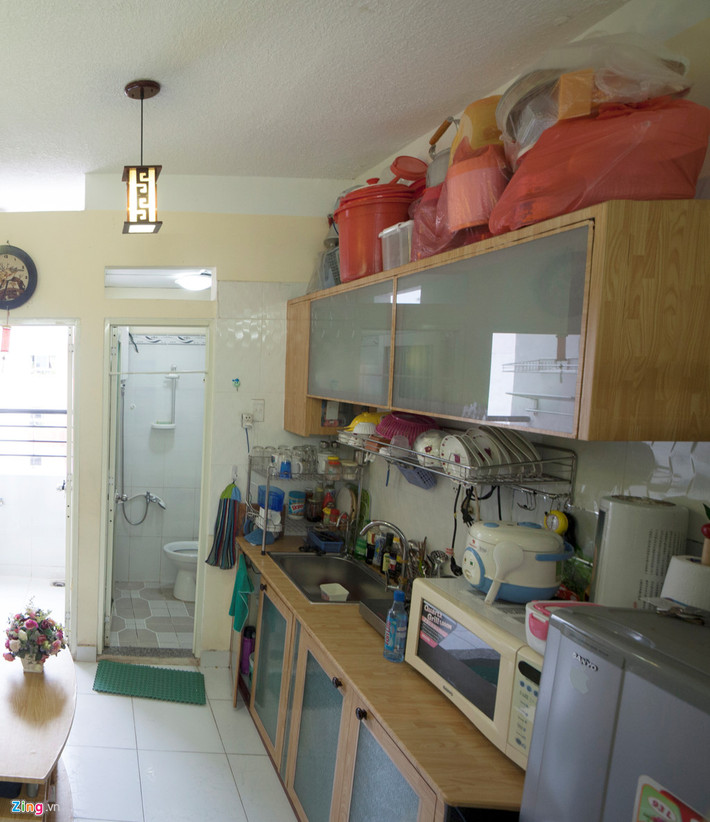 Bên trong căn hộ 20 m2 nhưng đồ đạc khá nhiều nên chủ căn hộ tận dụng mọi khoảng trống để sắp xếp.
