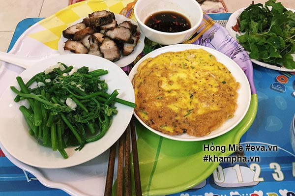Cô sinh viên năm nhất cho biết, có thể nhiều người nghĩ mâm cơm sinh viên, kể cả cho 2 người ăn như vậy là quá "sang chảnh".