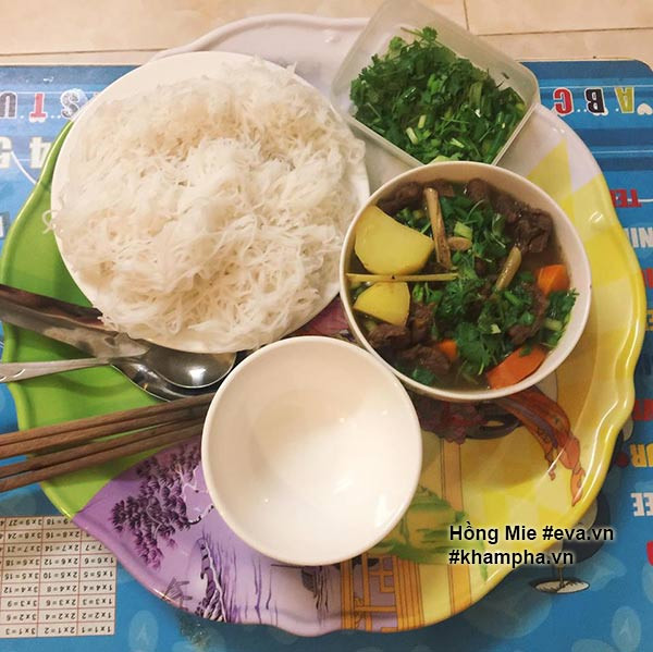 Bữa cơm nhìn thôi đã muốn ăn của cô sinh viên gây chú ý với mâm cơm sang chảnh hơn người đi làm.