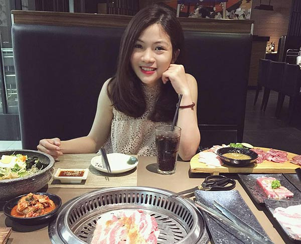 Mới đây, mạng xã hội phải chú ý tới nữ sinh viên có tên Tuyết Hồng khi cô nàng này liên tục khoe những mâm cơm vô cùng đẹp mắt, đầy đủ dinh dưỡng của mình trên một hội nhóm dành cho các chị em phụ nữ mê nấu ăn.