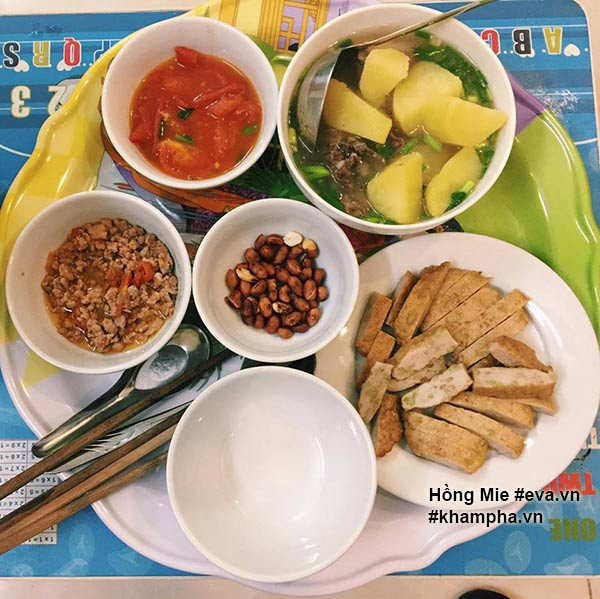 Tuy nhiên để đáp lại ý kiến của dân mạng, Tuyết Hồng chia sẻ rằng bản thân cô tự lập và tự kiếm tiền từ khá sớm, có tiền sinh hoạt riêng và có khả năng lo cho cuộc sống riêng nên rất coi trọng bữa ăn và luôn muốn ăn uống đầy đủ, sạch sẽ.