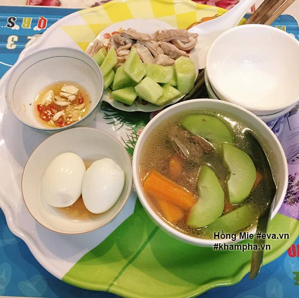 Tuyết Hồng (sinh năm 1998) hiện là sinh viên năm nhất trường Đại học Kinh doanh và công nghệ Hà Nội. Sau khi chứng kiến những mầm cơm cực đẹp của cô bạn sinh viên này trình bày nhiều anh chàng bị chinh phục ngay lập tức.