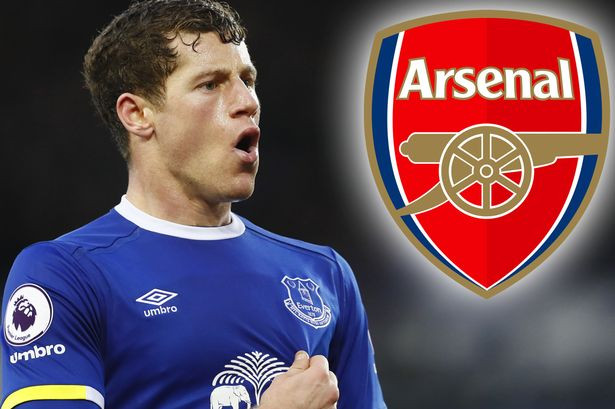 Arsenal muốn có Ross Barkley: Tờ Daily Mail tiết lộ, lãnh đạo Arsenal đã quyết định gia nhập cuộc đua chiêu mộ tiền vệ Ross Barkley của Everton cùng Tottenham Hotspur. Hiện tại, tiền vệ người Anh vẫn gặp khúc mắc trong việc gia hạn hợp đồng với Everton. Trong trận thua Swansea tại Ngoại hạng Anh đêm qua, Barkley không góp mặt trong danh sách ra sân. Điều này khiến truyền thông Anh rộ lên tin đồn tiền vệ này muốn chia tay Everton. Ảnh: Daily Mail