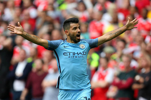 M.U chi đậm vì Aguero: Theo thông tin chuyển nhượng bóng đá mới nhất từ Nhà báo Rich Forrester trích lời các nguồn tin độc quyền mình có được, khẳng định: 'Người đặc biệt' đã đề nghị lên ban lãnh đạo M.U, mà cụ thể là phó giám đốc điều hành Ed Woodward kế hoạch chiêu mộ Aguero. 55 triệu bảng sẽ là mức giá Man Utd muốn tạo sốc với Man City. Nhà báo này cũng nói thêm, dù muốn ở lại Etihad, nhưng Aguero thừa nhận khó khăn dưới thời Guardiola. Anh từng tuyên bố úp mở về khả năng ra đi, nếu còn ngồi trên băng ghế dự bị. Ảnh: AS