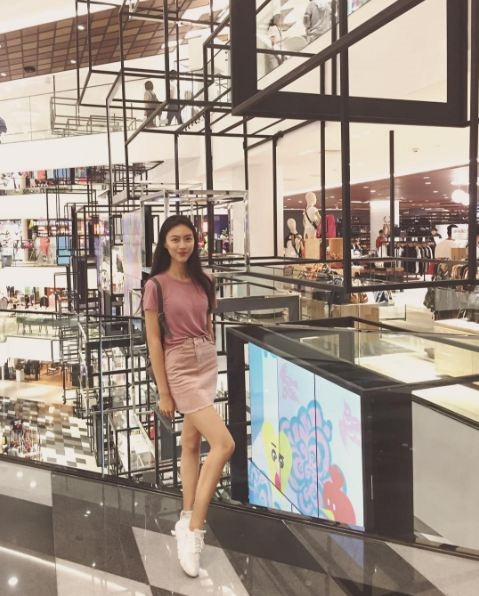 Nhìn vào chắc hẳn có rất nhiều chàng trai sẽ cảm thấy tiếc nuối. Có lẽ đúng là "chỉ có phụ nữ mới đem lại hạnh phúc cho nhau".