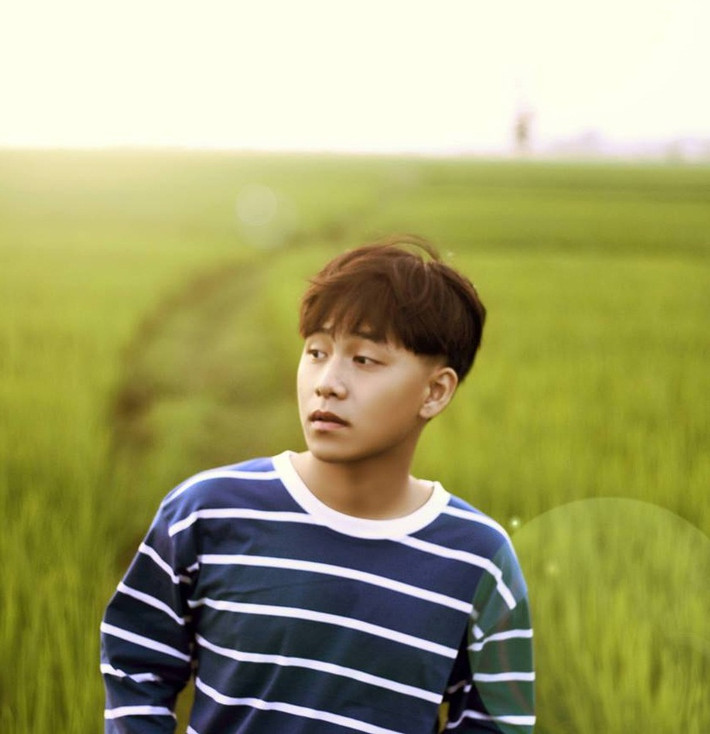 Đẹp trai với gương mặt thư sinh và cùng giọng hát trầm ấm, chàng hot boy 9X xứ Huế gây ấn tượng với hàng vạn chị em cộng đồng mạng. Ảnh trong bài: Facebook nhân vật.