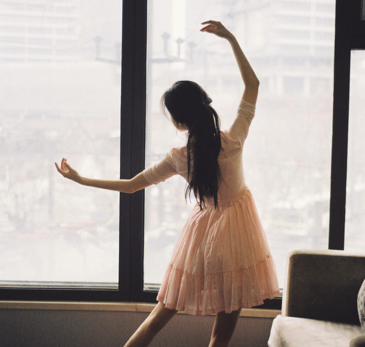 Trang cá nhân của Tiểu Ying được nhiều người nhận xét là có rất nhiều điểm tương đồng với "hot girl trà sữa" Chương Trạch Thiên đó là những bức ảnh ngây thơ, trong trắng và cũng chính từ những bức ảnh đó mà hot girl 9X này có tới 120.000 người theo dõi.