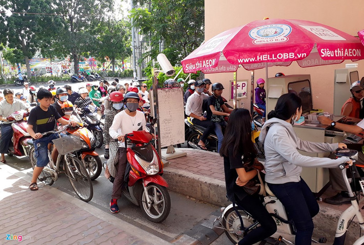 TP.HCM: Sáng 2/1, ngày thứ 2 của kỳ nghỉ lễ Tết dương lịch, nhiều người đổ về các trung tâm thương mại ở TP.HCM mua sắm. Tại TTTM Aeon quận Tân Phú khách vào gửi xe phải chờ đợi khá lâu để lấy thẻ.