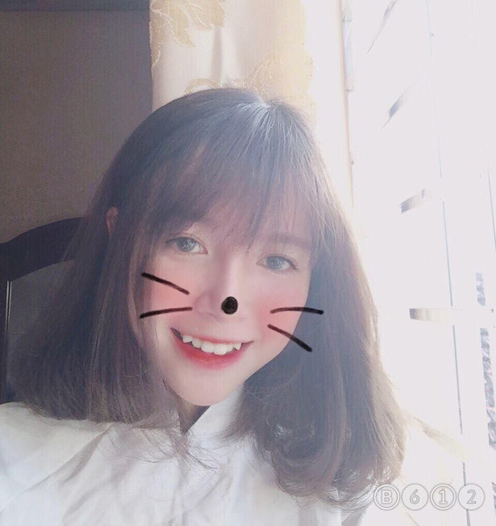 Tìm hiểu trang cá nhân của Thùy Trinh, dân mạng còn khá bất ngờ, không chỉ xinh đẹp, cô bạn này còn có khá nhiều tài lẻ như ca hát và nhảy. Khác xa với vẻ ngoài vô cùng dịu dàng và trong sáng, cô bạn xinh đẹp quê Quảng Ninh tiết lộ mình là một người rất cá tính khi cô nàng còn say mê môn thể thao vua, đó chính là bóng đá.