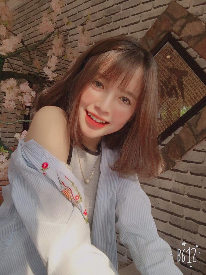 Lê Thùy Trinh sở hữu một làn da trắng hồng, một đôi mắt dễ thương rất thu hút và đặc trưng cùng sống mũi cao thẳng, nữ sinh 10X này tạo sự khác biệt với hàng ngàn cô nàng hot girl mạng xã hội khác chính là chiếc răng khểnh dễ thương của mình.