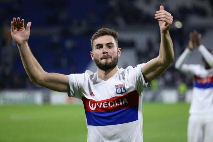 Tài năng của Lyon khiến Barca, Juventus tranh giành: Barcelona và Juventus đang rất quyết tâm chiêu mộ tiền vệ Lucas Tousart đang thi đấu cho Lyon. Cả hai ông lớn châu Âu này đều cử tuyển trạch viên đến theo dõi các trận đấu của Lyon. Thậm chí Fabio Paratici, giám đốc thể thao của Juventus, còn nói rằng ông rất mến mộ tài năng của Tousart.