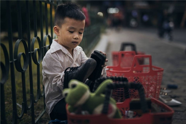 Theo chia sẻ của mẹ Bảo Khang, khác với các bạn bè cùng lứa hay nũng nịu thì cậu chàng này khá ngoan và biết nghe. Luôn hợp tác theo sự hướng dẫn của mẹ và thợ chụp ảnh để có những bức ảnh chất lượng nhất. Ảnh: Thích Việt Hoàng