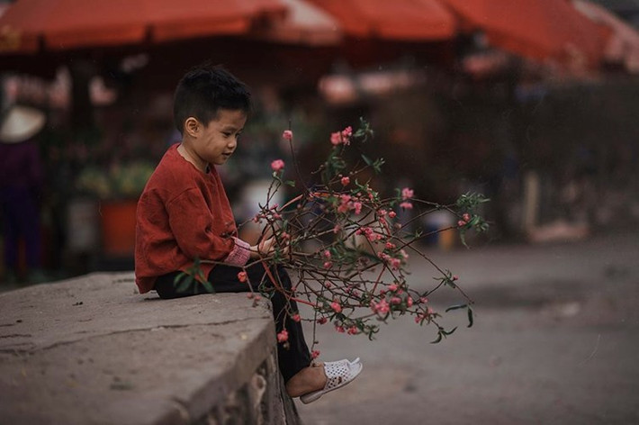 Lê Nguyễn Bảo Khang là cậu bé sinh năm 2011, hiện tại đang sinh sống tại Hà Nội. Bảo Khang khiến nhiều người nhớ tới mình nhờ lối diễn xuất khá nhập tâm và có hồn trong từng khoảnh khắc trong hai bộ ảnh của nhiếp ảnh gia Thích Việt Hoàng. Ảnh: Thích Việt Hoàng