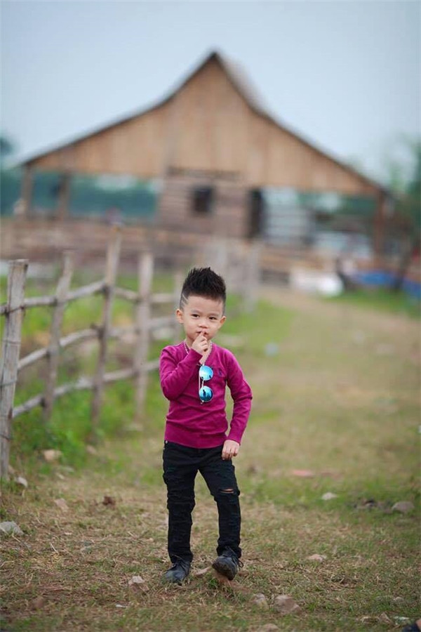 Cùng ngắm vẻ đẹp trai và khác biệt của "cậu bé đánh giày" - Lê Nguyễn Bảo Khang. Ảnh: Đỗ Xuân Bút.