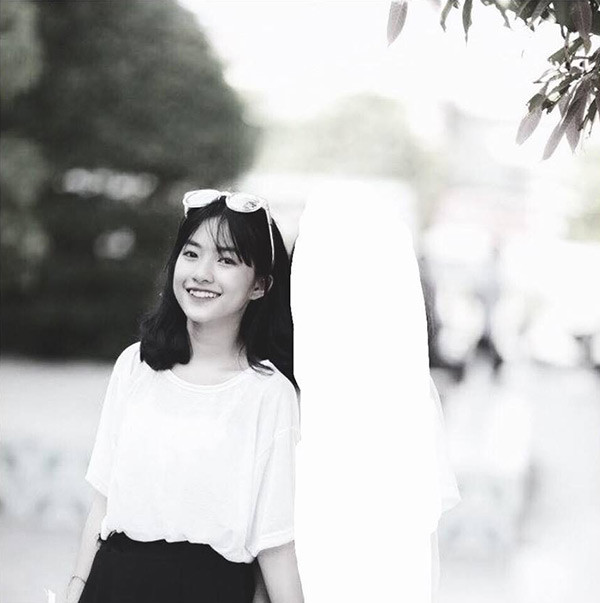 Nụ cười nhẹ nhàng, hiền lành của Quỳnh Anh khiến nhiều người xao xuyến, đây cũng là một trong những điểm cộng của cô bạn trong việc giao tiếp. Theo dõi Facebook của cô hot girl 10X này, nhiều người nhận ra rằng cô bạn cũng giản dị như bao bạn bè khác, chỉ khi đi chơi, cô nàng mới xúng xính diện váy áo và trang điểm nhẹ.