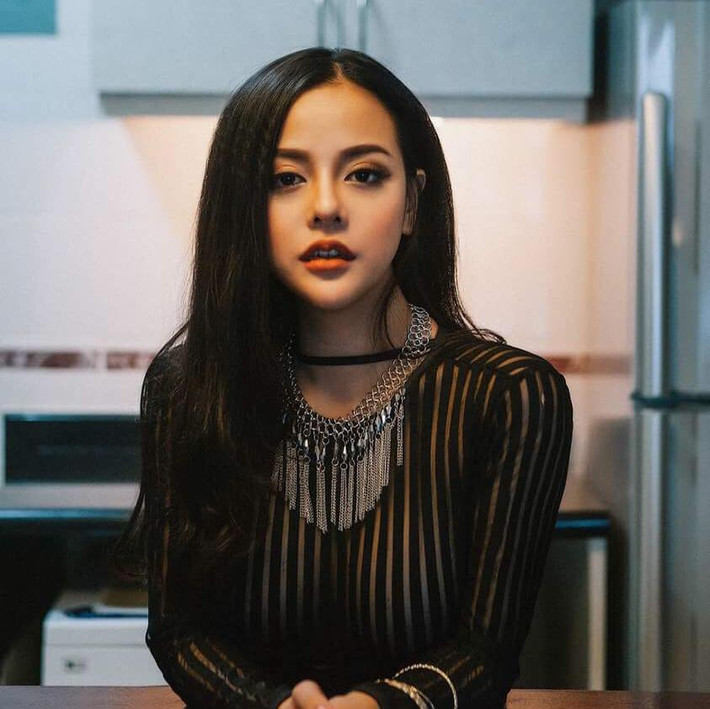 Không chỉ vậy, điểm nhấn giúp nữ DJ quê Thanh Hóa này được nhắc tới nhiều trong các diễn đàn mạng hay những fan hâm mộ đó chính là nụ cười tỏa nắng. Dù chỉ nhẹ nhàng hé môi cười, Mai Anh cũng làm cho nhiều người gục ngã.