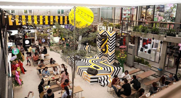 Khu tổ hợp Zone 87 gồm 60 gian hàng bao gồm các shop thời trang cùng với hơn chục cửa hàng ẩm thực với nhiều món ngon đang khuấy đảo các tín đồ ăn uống, điển hình như: trà sữa, bánh tart, bánh tráng trộn, các quán ăn châu Á, các món ăn Việt Nam...