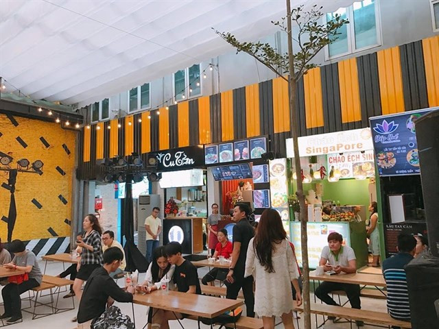 Buôn bán phải có địa điểm đẹp, chính vì vậy, Midu không ngần ngại bỏ ra số tiền đầu tư lên đến 15 tỉ đồng để cho Zone 87 sở hữu vị trí đắc địa ngay tại phố đi bộ Nguyễn Huệ.