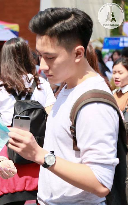 Mới đây, cư dân mạng truyền tay nhau một video vô cùng dễ thương. Một nam sinh viết bản kiểm điểm trình bày lí do đi muộn cô giáo vô cùng hài hước và đáng yêu. Chính bởi vậy, những câu từ trong bản kiểm điểm của nam sinh trên đã khiến cả cô giáo và các bạn cùng lớp phải cười lăn bò.